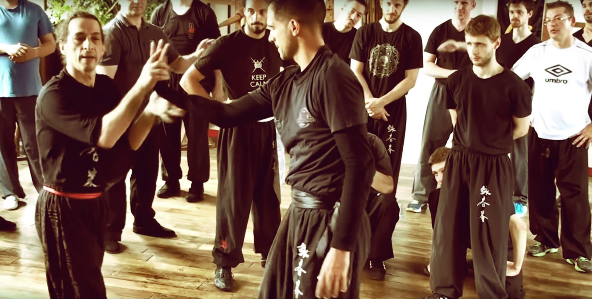 Sifu Didier Beddar et Josse Delaune démontrant une technique de Chin Na (contrôle articulaire)