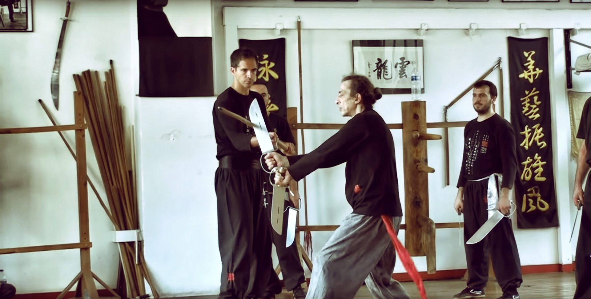 Travail de défense aux couteaux papillons entre Sifu Didier Beddar et Josse Delaune